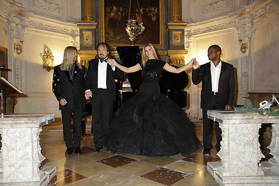 Abi Ofarim , Massimilliano Murralli ( Pianist ) , Aline Lettow ( Sopranistin ), Edwin Cotton ( Tenor ). Benefiz-Weihnachtskonzert ( zugunsten Kinder von Gestern ) in der Hofkapelle der Alten Residenz am 02.12.2014.. Agency People Image (c) Viviane Simon